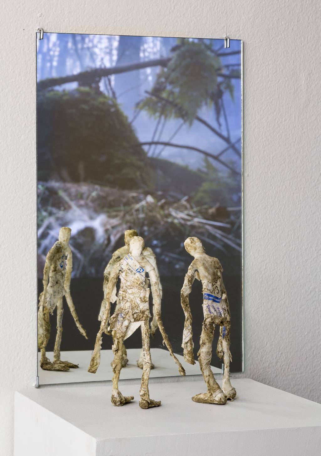 Kristian Berglund Behind your back, 2012-2014 m a t e r i a l : m i r r o r, p a p e r s