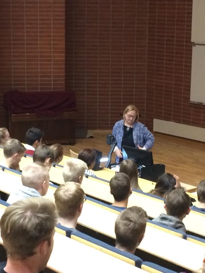 Läsårstemat jämlikhet och likabehandling Årets låsårstema är jämlikhet och likabehandling och den 14 november fick vi besök av juristen och Jakobstads stadsdirektör Kristina Stenman som tidigare