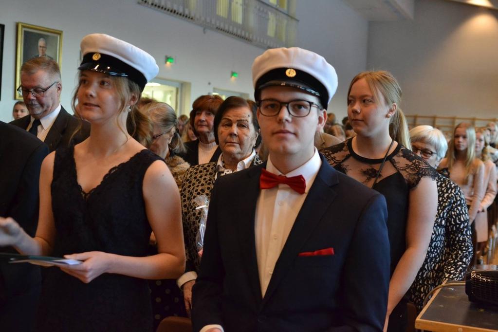 Trots det kyliga vädret värmde åsynen av de nästan 900 studerande som viftade med varsin finsk flagga för att fira Finlands 100 år av självständighet. Cecilia Brandt 5.