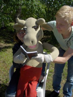 Det ser jätteroligt ut när dockorna rör sig, gestikulerar och tecknar! Nu skulle vi uppliva traditionen och göra en pjäs med dockorna. Sagt och gjort!