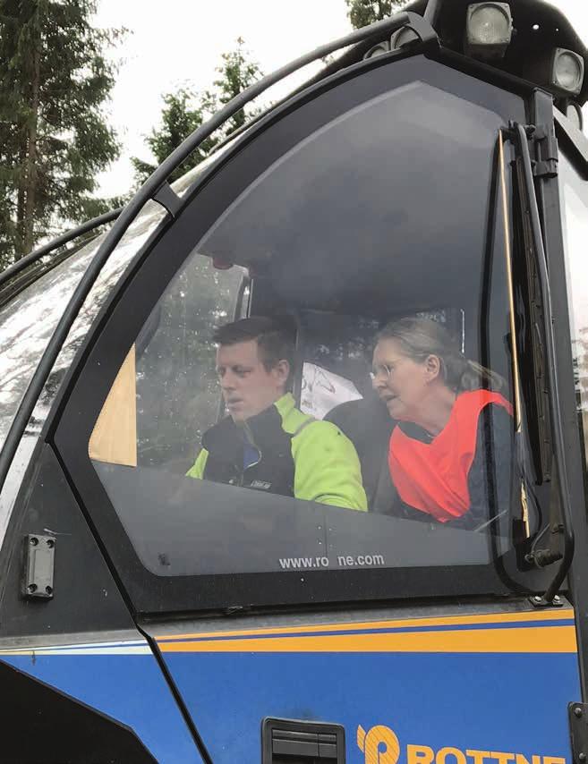 Sveaskogs styrelseordförande Eva Färnstrand på besök utanför Karlskoga.