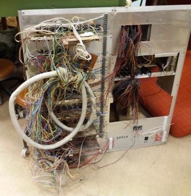 Ett stort jobb var också att dela/kapa alla de elektriska kablar som fanns under anläggningen.