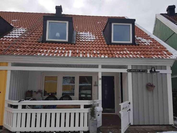 Byggnadsbeskrivning Bostadsbyggnad Byggnadsår/ ombyggnadsår: 1975 / Hustyp/antal våningar: 1 ½-plans gavel radhus med inredd vind Taktyp, takbeläggning: Grundkonstruktion: Stomme, material: