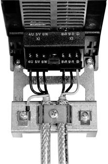 [1] [2] [1] Skärmklämma [2] Skyddsjordanslutning (PE) Byggstorlek 2S/2 SEW-EURODRIVE levererar som standard MOVITRAC B,