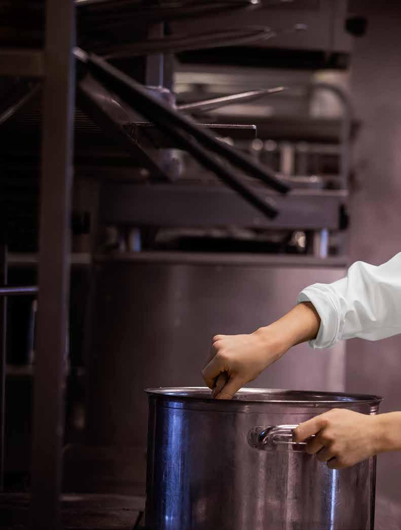 HOTELL, RESTAURANG & CAFÉ Kläder för en bransch där framgång är omtanke ända ner i detaljerna Chokladbiten på kudden, persiljekvisten på tallriken och hjärtat i cappuccino-skummet är bara några