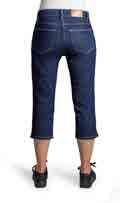 MATERIAL: 86/12/2% bomull/polyester/elastan FÄRG: 545/denimblå STORLEK: C34-C56 VIKT: 370 gr/m² ART.NR: 126456 NIKKI DAMJEANS Normal passform. Klassisk femficksmodell. Stretch. Linning med hällor.