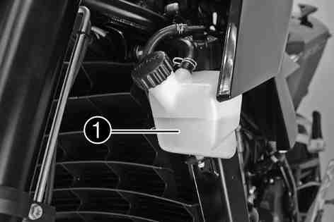 KYLSYSTEM 125 14.3Kontrollera kylvätskenivån Varning Risk för skållskador När motorcykeln körs blir kylvätskan mycket varm och dessutom trycksatt.