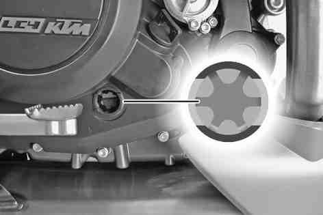 SERVICEARBETEN MOTOR 134 16.1Kontrollera motoroljenivån Info Motoroljans nivå ska kontrolleras när motorn är driftsvarm. Krav Motorn är driftsvarm. Ställ motorcykeln på en vågrät yta.