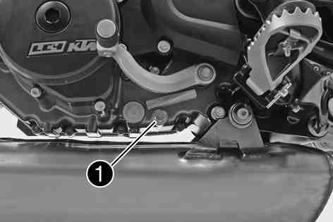 SERVICEARBETEN MOTOR 136 Ställ upp motorcykeln mot sidostödet på en vågrät yta. Ställ en lämplig behållare under motorn. Ta bort oljeavtappningsskruven samt magnet och tätningsring.