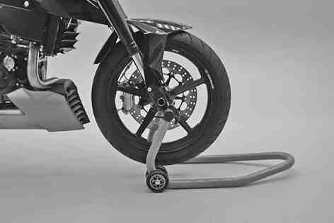 SERVICEARBETEN CHASSI 64 10.1Lyfta upp motorcykeln med lyftanordningen framtill Observera Risk för skador Det parkerade fordonet kan rulla bort eller ramla omkull.