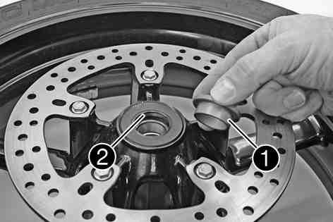 HJUL, DÄCK 92 100146-10 Kontrollera om hjullagret är skadat eller slitet.» Om hjullagret är skadat eller slitet: Byt ut hjullagret.x Ta bort hylsan.