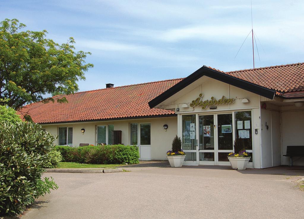 Välkommen till Åsgården Åsgården är ett särskilt boende som är centralt beläget i Kågeröd. Åsgården har 37 lägenheter med egen uteplats varav en är en tvårumslägenhet som möjliggör parboende.