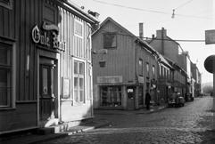 Smedjegatan. Foton detta uppslag: Weine Karlstedt 1940-tal: Krig och fred Vätterhem bildas Året är 1942. Ur radion strömmar»min soldat«med Ulla Billquist. Ransonering och beredskap är ord för dagen.