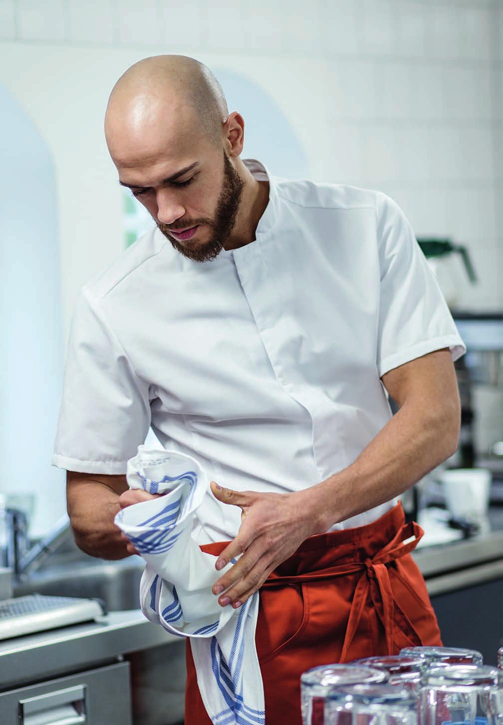 12 1053 201 / KOCKSKJORTA KORT ÄRM. Något smalare slim fit-passform. Dold knäppning med tryckknappar. Längsgående sömmar fram/bak. Hank i nacken. Kvalitet: 65% polyester, 35% bomull. Storlek: C44 C60.