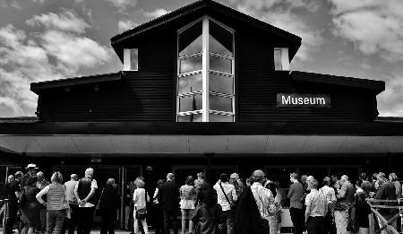 Vi får en visning av museet på c:a 1 timme. Därefter ﬁnns möjlighet att äta lunch på Restaurang Saltsjö Pir, vägg i vägg med museet med utsikt över Lännerstasundet.