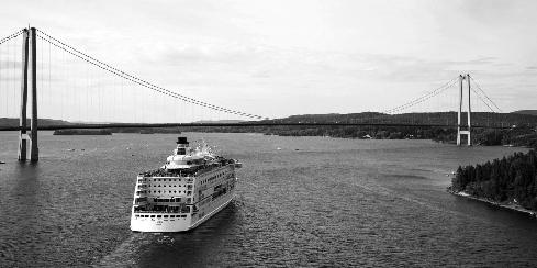 Avstigning vid hållplats Fisksätra, sedan c:a 300 meters promenad till museet. Tag gångbron över till motsatta sidan (gå förbi Fisksätraskolan och Folkets Hus) mot Saltsjö Pir Marina till Museet.