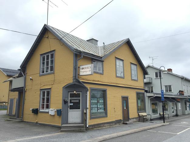 Bebyggelse Nedan redogörs för bedömd påverkan på bebyggelsemiljöer och bebyggelsestruktur, samband mellan tätoter och bebyggelsens karaktär och omfattning. Bebyggelse i Nordmalings centralort.