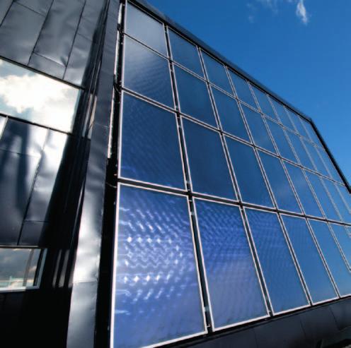1. Värmeproducerande solfångare Solpaneler för värmeproduktion kräver anslutning av något media som transporterar den producerade energin från fasaden till en värmeväxlare, som kan ta tillvara