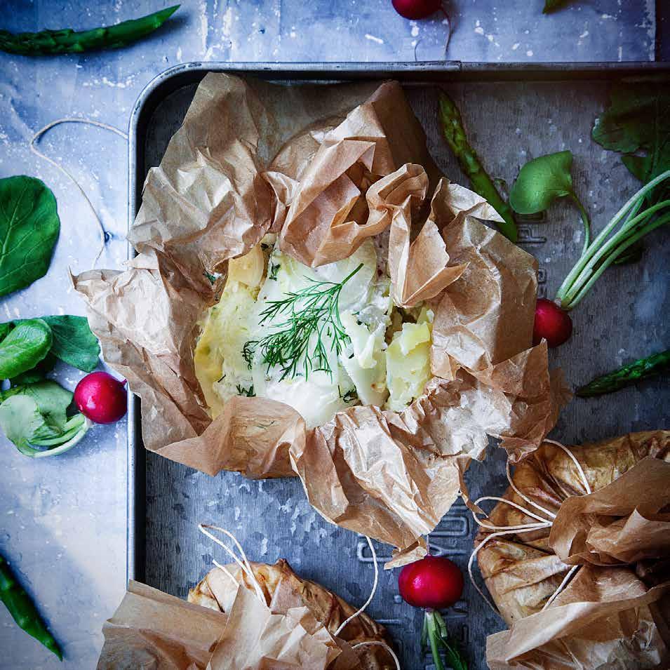 FISKPAKET med potatis, blomkål och grädde Ca 0 min Fiskpaket 500 gram potatis ½ blomkålshuvud 1 rödlök 2 vitlöksklyftor 600 gram spättafilé 4 folieark/bakplåtspapper och steksnöre* 2½ dl grädde ½ tsk