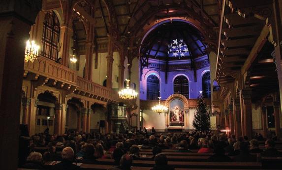 Också utomlands sjungs det i ambassader och kyrkor, Finska missionssällskapet Allsångstillfället med de vackraste julsångerna i Sibbo kyrka är en välbesökt stämningsskapare inför jul.