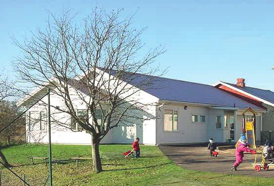 Lena förskola (vid Lena skola) Förskolan är belägen i anslutning till skolan. Den har varit i bruk sedan 2003 och inrymmer tre avdelningar. Man arbetar, ibland, åldersuppdelat.