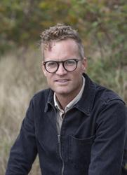 I yngre dagar kunde Anna-Lisa uppleva den frikyrkliga miljön som lite snäv. Ändå har hon haft en stor del av sitt liv i församlingen där hon under många år var mycket engagerad i musiklivet.
