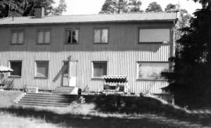 Läkarvillan söder om Åbyplan, bilden från söder. Västerhaningeborna hade sedan 1919 den ganska kontroversiella Erik Tretow som provinsialläkare.