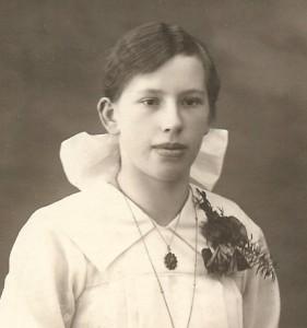Paret Mellqvist hade två barn, Gustaf och Fanny. En ny manbyggnad uppfördes 1908. Man använde grunden efter den gamla bostaden. Fanny Mellkvist, gift Seijbold (1904-1990). Här som konfirmand.