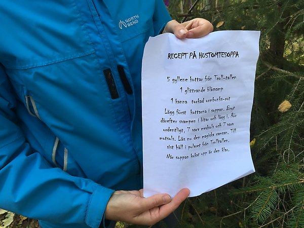 Först ska man lägga i kottarna, sedan smula den Magiska Blåsvampen och röra samtidigt som man säger ramsan som vi fick av Miranda. Den har vi övat på.