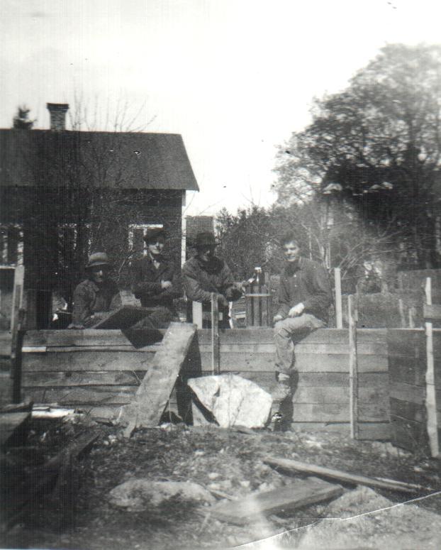 Byggnation vid Kartan från vänster Mossbo-Emil Emil Jansson, Landbert Lindberg, Bror