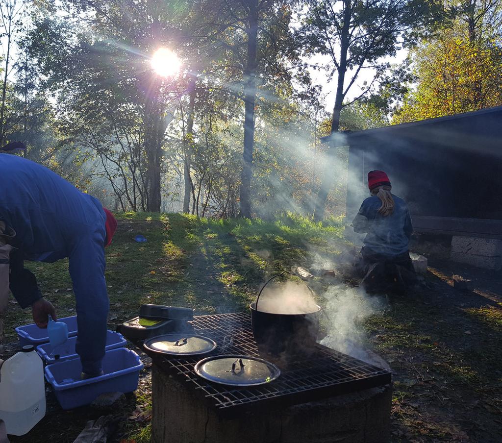 det i eldstaden igen. Timmarna gick fort och solen gick ner. Vi bjöd in de andra scoutkårerna som också hajkade på lägerbål.