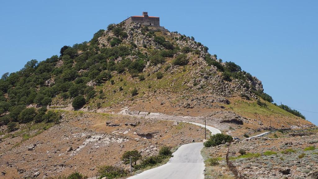 Klostret Ipsilou ligger uppe på ett brant berg.