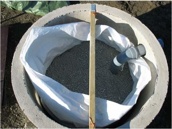 toppen av Filtralite-kassetten för att tynga ned materialet och hindra detta från att flyta iväg genom bräddutloppet. Den totala volymen filtermaterial i varje brunn är 8 liter.