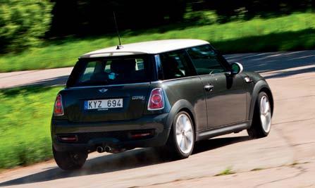 SNABBAST! 1.05,5 MINI COOPER S Rena lyxsalongen här inne, snygga pedaler dessutom! Lyfter inte på innerhjulet här som Cittran. Mini hade också mest problem med drivgreppet.