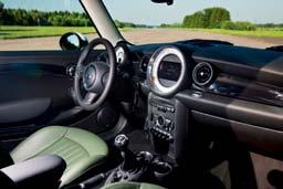 MINI COOPER S Det är imponerande hur väl man lyckats konstruera Mini Cooper för att ge föraren känslan av total kontroll.