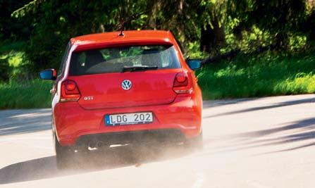 VW POLO GTI LÅNGSAMMAST! 1.06,4 Exklusivare bakljus än på mammas Polo är en klen tröst när den inte styr in ordentligt. POLO GTI MJUKNAR TILL NÄR TEMPOT HÖJS!
