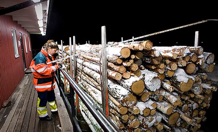 Virkesmätaren mäter virkesfordonets travar För sortiment som skall stockmätas görs alltid en avlämningsregistrering först, där identitetsuppgifter och en bedömd volym anges.