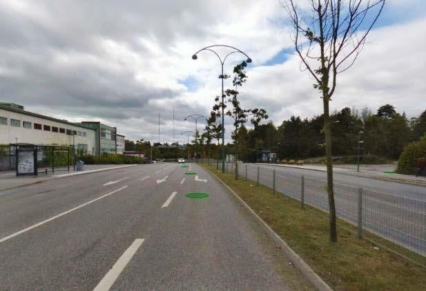 Köpcentrumet Nacka Forum, öster om planområdet, är utbyggt i flera omgångar. Den ursprungliga delen i söder öppnades 1989 och den nyare delen i norr färdigställdes omkring 2010.