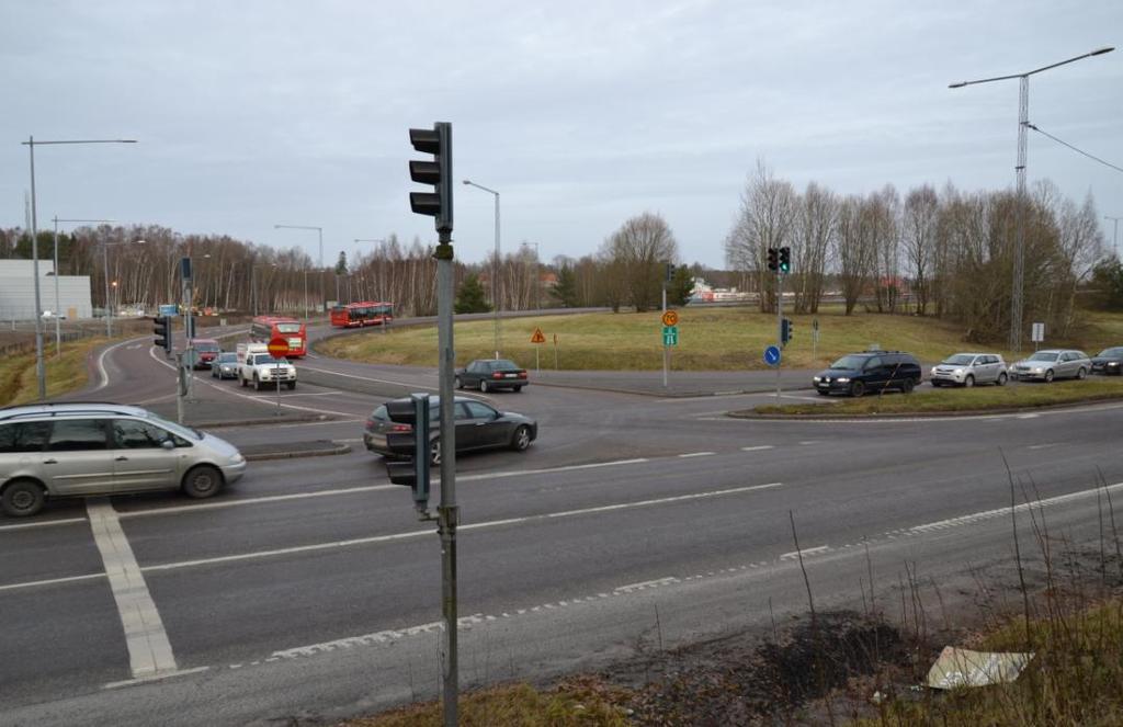 I vägutredningen studerades vad avser Handens trafikplats ett alternativ: Dagens ljusstyrda korsningar vid Gudöbroleden byggs om till cirkulationsplatser med by pass körfält.