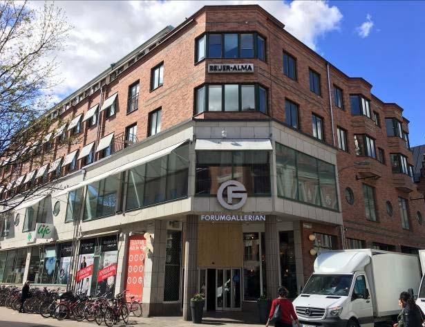 Den närbelägna stadsmiljön har bebyggelse från ett flertal epoker. Den omgivande bebyggelsen är till största del uppförd i tre till fem våningar.