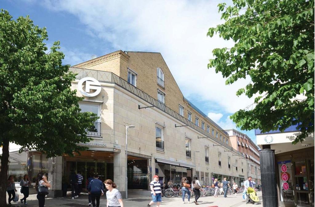 Fotomontage som visar Forumgallerian sedd från Kungsängsgatan med den föreslagna förändringen av takkupor, fönstersättning och glasräcket innanför det befintliga räcket.