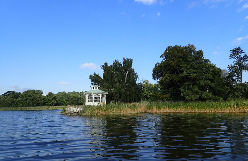 Glaspaviljongen vid Karlsro är en väl bevarad strandpaviljong från det sena 1800-talets sommarnöjekultur som syns långt över Hustegafjärden.