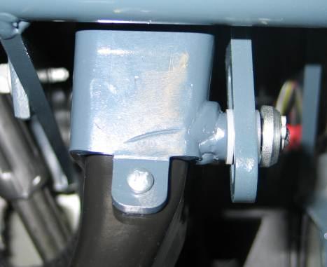 Borra upp till 5 mm och skruva fast med en M5 skruv. Stick in en M6 x 50 från vänster under pedalen och skruva fast. 41.