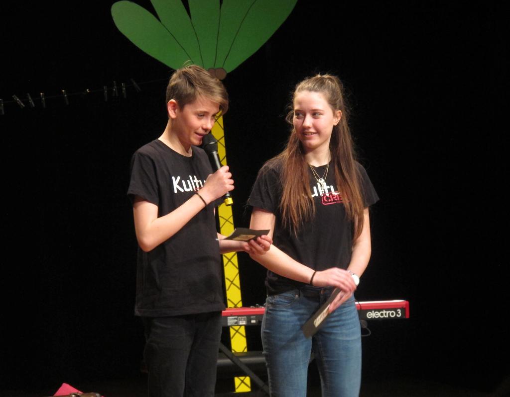 PRESENTATION fråga artisterna om de själva vill hälsa välkomna före arrangemanget. Några artister vill inte ha en presentation, andra vill gärna att man gör det.