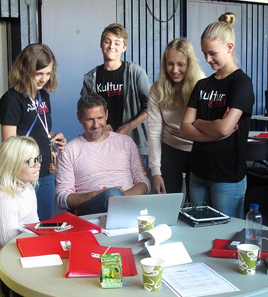 LOKALEN kolla av så att artisternas rider funkar i lokalen. stäm av hur publiken ska sitta. kolla av scenen, finns det krav på scenens yta och takhöjd till exempel?
