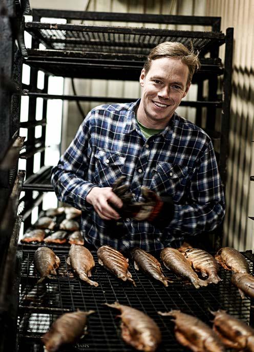 REPORTAGE KURS Den 9 10 april håller Eldrimner kurs i fiskförädling hos Bergmans Fisk och Vilt. Läs mer på sidan 54 och anmäl dig via eldrimner.com/utbildning.
