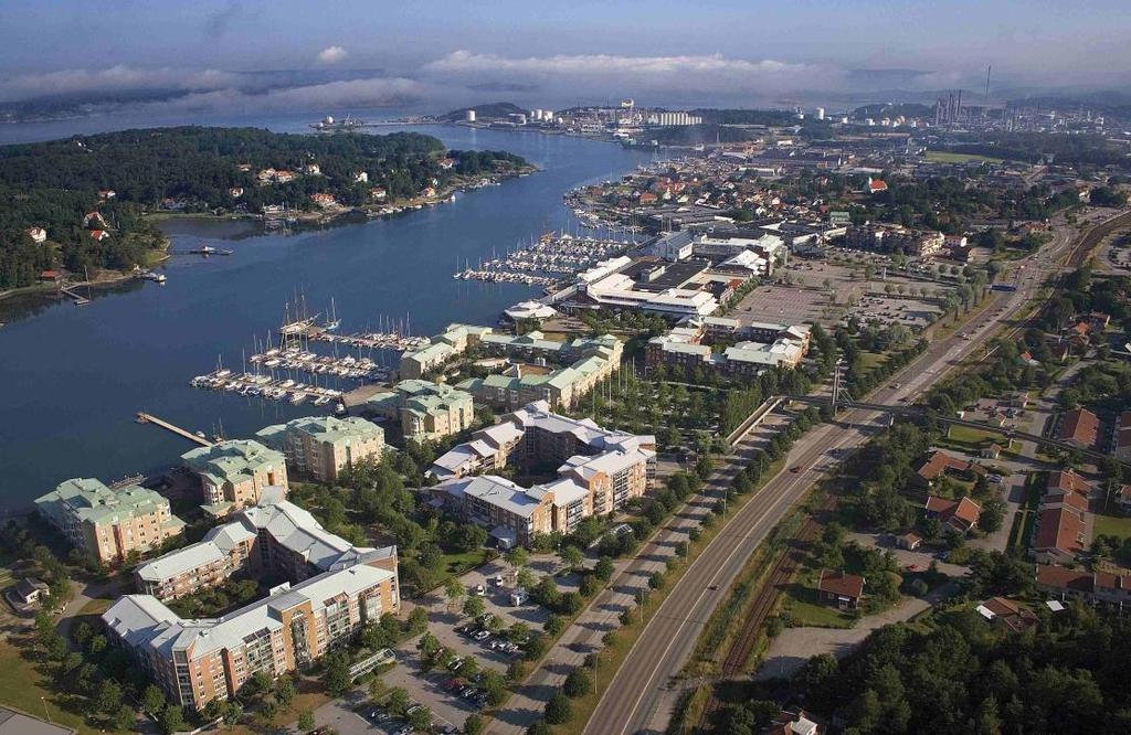 2.5.6 Trafiken Tjörn Kommunen genomkorsas av en större väg; länsväg 160. Via denna passerar en stor del av den totala trafiken med farligt gods.