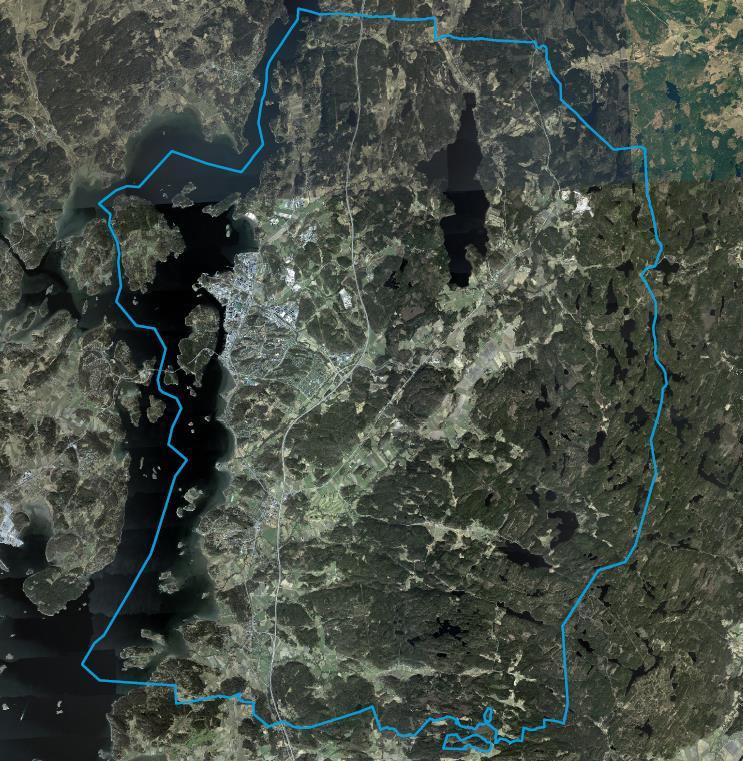 Bild 3 Bilden visar ett flygfoto över Stenungsunds kommun (med blå linje för kommungräns). Den sydöstra delen av kommunen består i huvudsak av kuperade skogsarealer och mindre vattendrag.