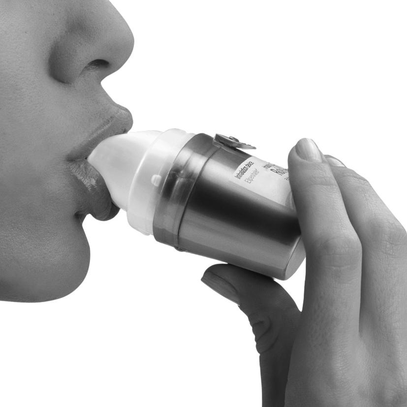 - Stäng munstycket och dra bort den utstickande delen av dubbelblistret. Dosen kan nu inhaleras. B. Inhalering av dosen Håll undan enheten från munnen. -Andas ut helt.