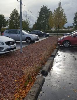 Det finns en möjlighet att med självfall ansluta det tillfälliga parkeringshusets dagvatten till dräneringsledningarna i område